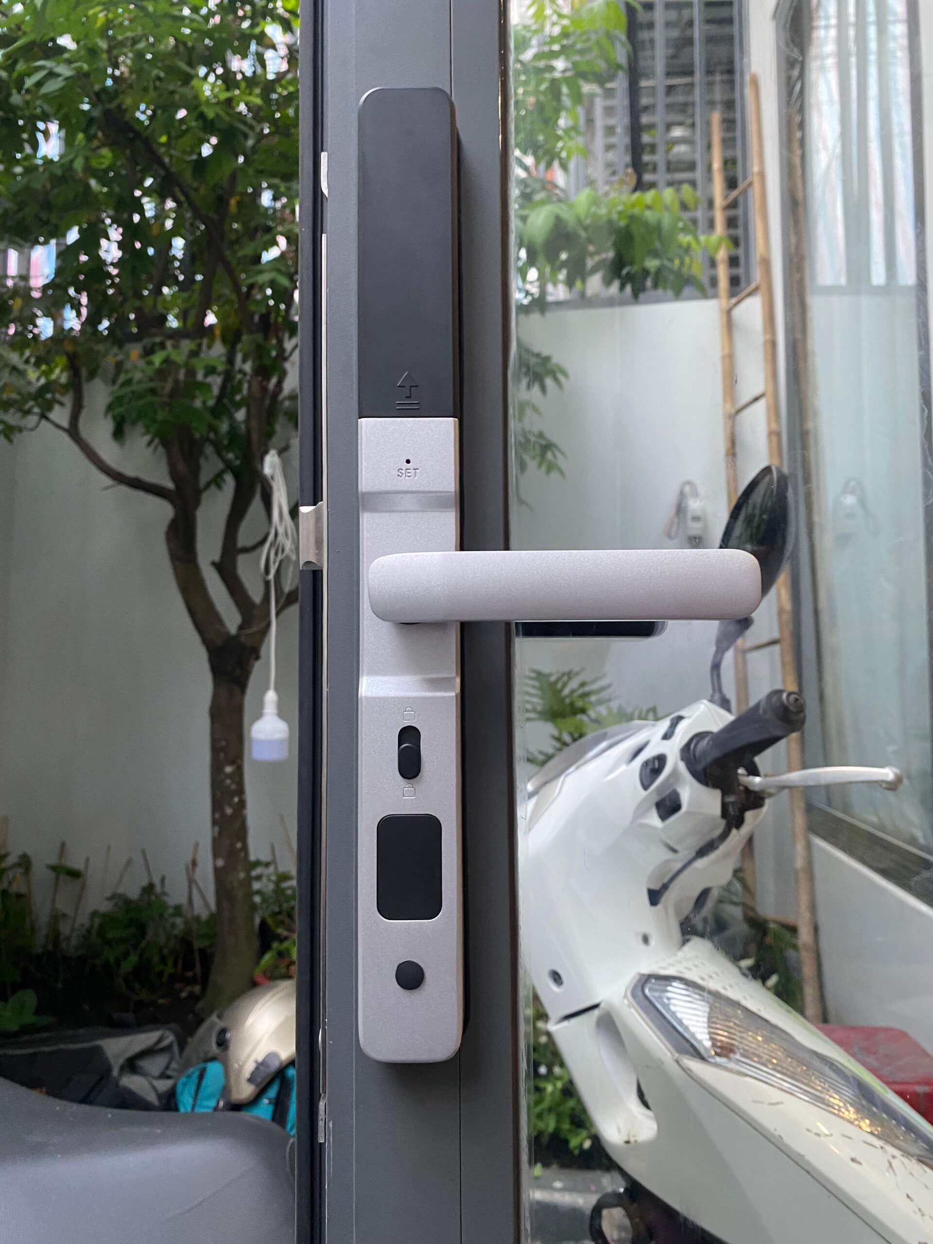 z5315849888399_ef14f8aef7fefa254266a4b52ac3c646 Mặt trong Khóa vân tay cửa nhôm Xingfa DSmart N38T