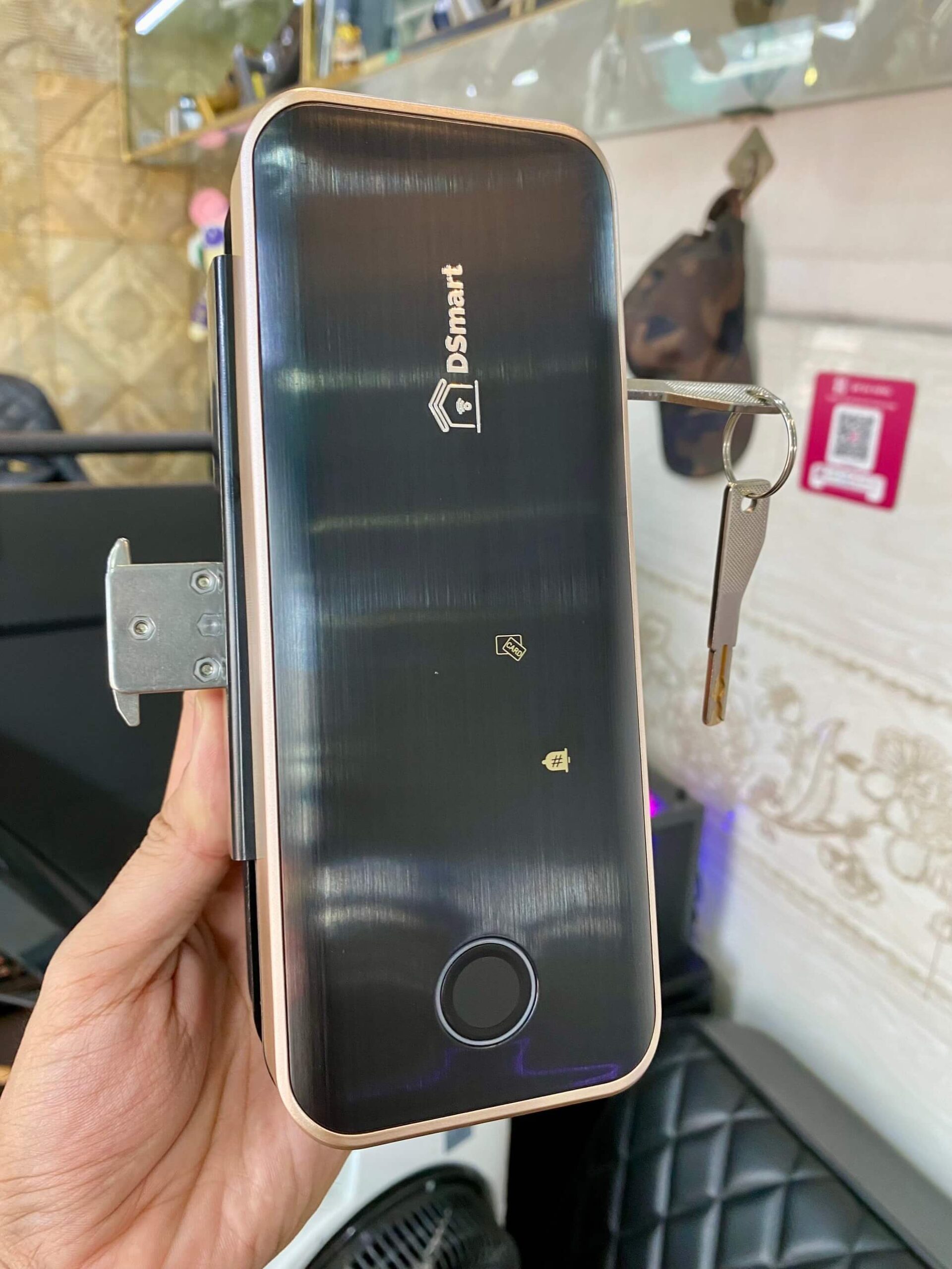 Khoá điện tử vân tay cửa kính DSMART K38T có chìa cơ chuông cửa Khoá điện tử vân tay cửa kính DSMART K38T có chìa cơ chuông cửa
