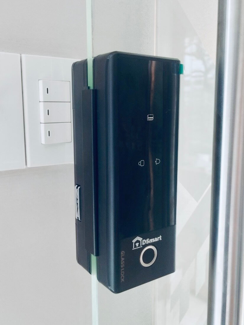 Khoá điện tử vân tay thẻ từ cửa kính DSMART K36T cho cửa mở Khoá điện tử vân tay thẻ từ cửa kính DSMART K36T cho cửa mở