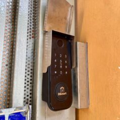 Trang chủ 106 Khóa Cửa Cổng Sắt Thông Minh DSmart 2C39T