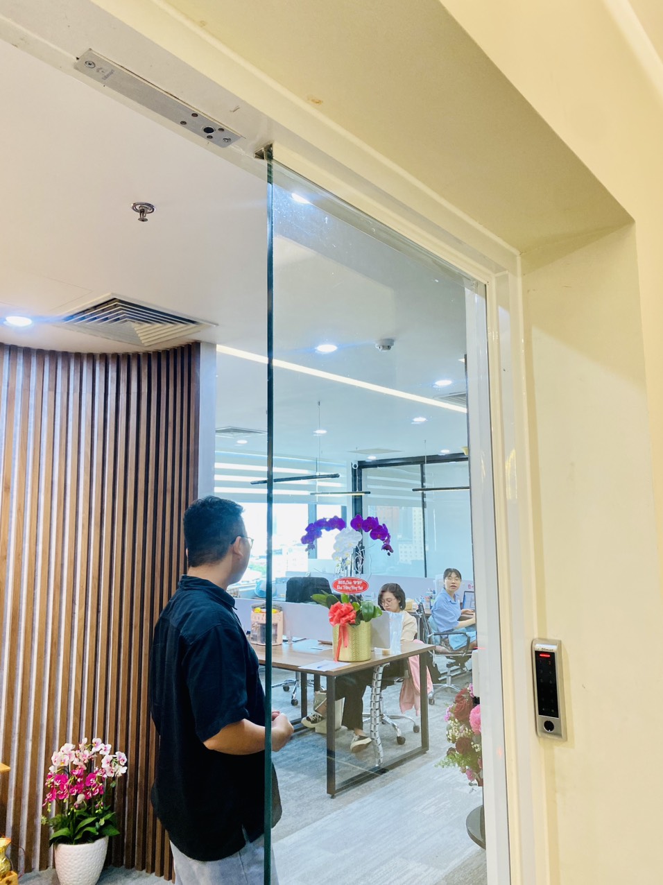 Khóa chốt rớt điện tử đa năng DSmart CR38 lắp cửa kính văn phòng Khóa chốt rớt điện tử đa năng DSmart CR38 lắp cửa kính văn phòng