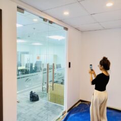 Khóa chốt thả rơi điện tử đa năng DSmart CR38 3 Khóa chốt rơi điện tử đa năng DSmart CR38 và thiết bị đầu đọc chấm công kiểm soát ra vào cửa kính