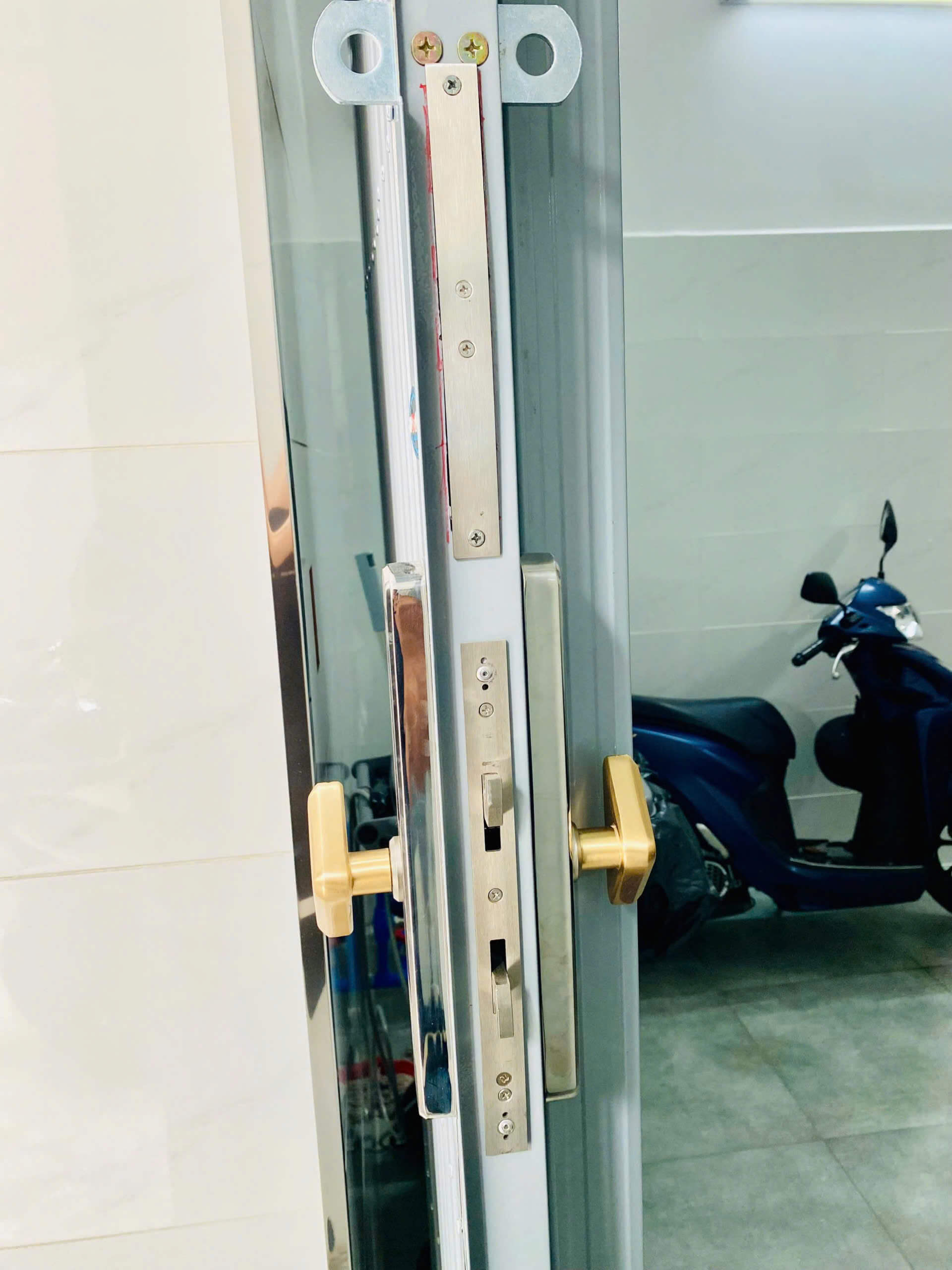 Khóa điện tử 2 mặt vân tay N35T-2C gắn cửa xếp lùa Khóa điện tử 2 mặt vân tay N35T-2C gắn cửa xếp lùa