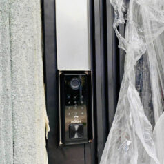 Khóa điện tử cửa cổng vân tay 2 chiều DSmart 2C35T Inox 304 11 Ứng dụng thực tế khóa DSmart 2C35T trên cửa cổng gia đình gắn kèm bi giữ cửa