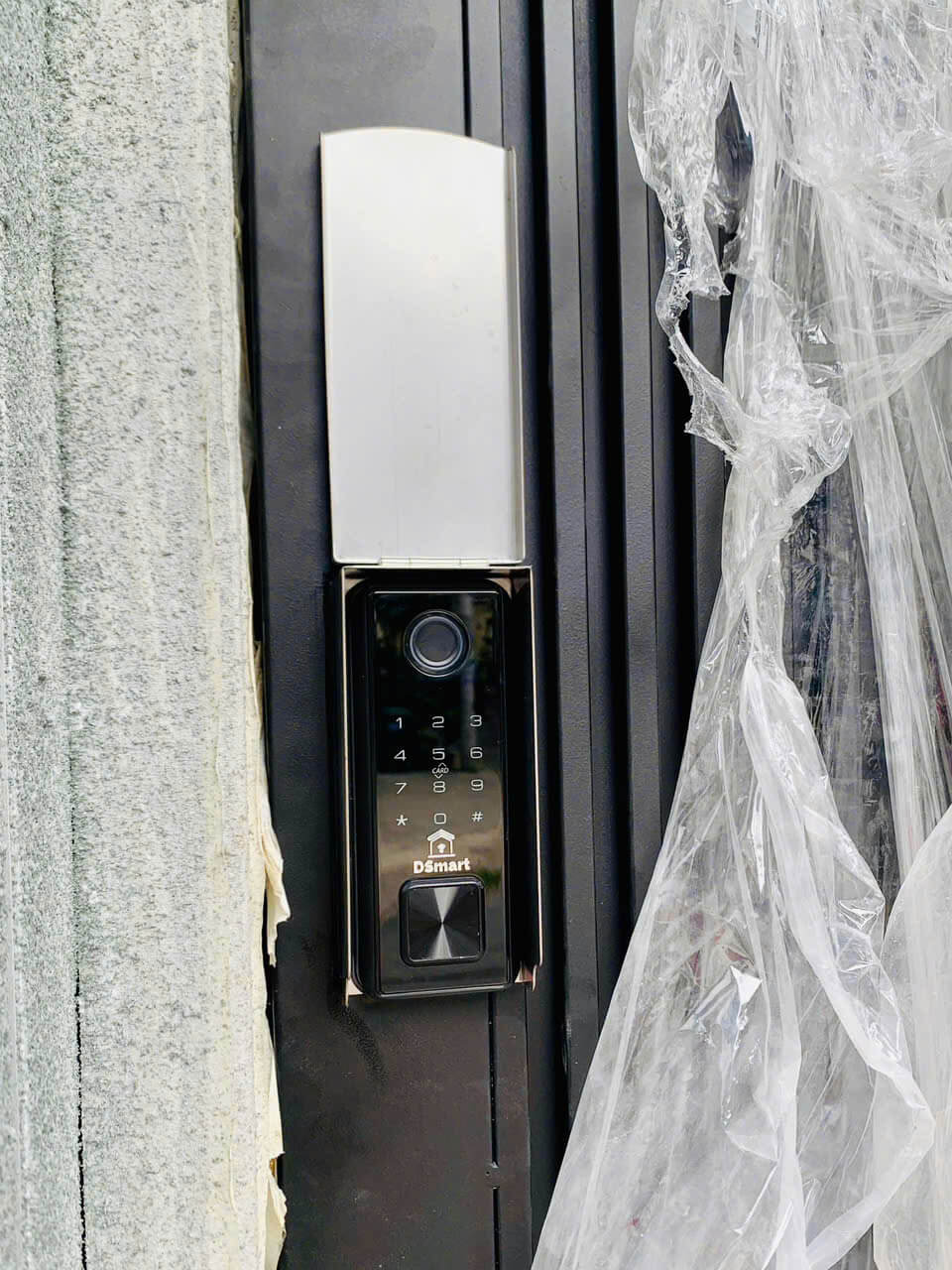 Ứng dụng thực tế khóa DSmart 2C35T trên cửa cổng gia đình gắn kèm bi giữ cửa Ứng dụng thực tế khóa DSmart 2C35T trên cửa cổng gia đình gắn kèm bi giữ cửa
