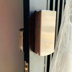 Khóa điện tử cửa cổng vân tay 2 chiều DSmart 2C35T Inox 304 13 Bộ phụ kiện đi kèm hộp che mưa inox 304 và bi cửa khóa điện tử DSmart 2C35T chính hãng