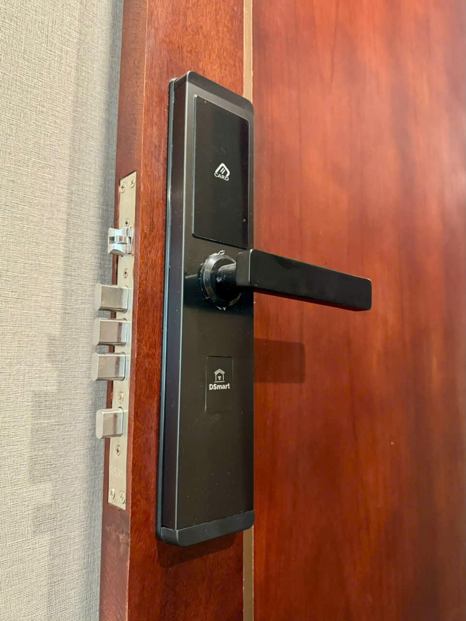 Khóa điện tử thẻ từ quản lí khách sạn DSmart H12F Khóa điện tử thẻ từ quản lí khách sạn DSmart H12F