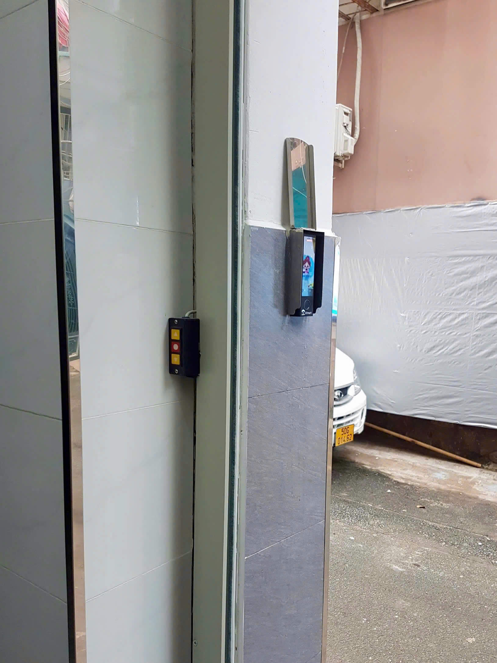 Hộp Che Inox Cho Hệ Thống Kiểm Soát Ra Vào Lắp Đặt Đầu Đọc Vân Tay DSmart Cho Cửa Cuốn
