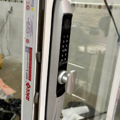 Khóa Điện Tử NL39T Cửa Trượt Lùa Nhôm Xingfa 15 Cận cảnh khóa cửa lùa NL39T thiết kế sang trọng