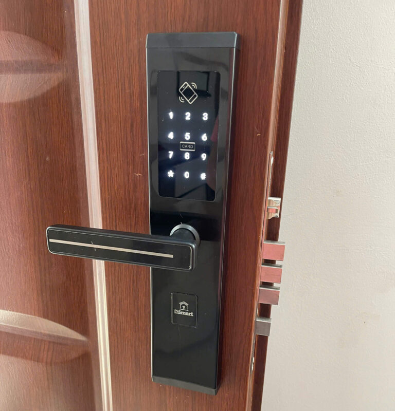7 Lý Do Chủ Căn Hộ Dịch Vụ Chọn Khóa Điện Tử DSmart HP31T 21 khóa mã số thẻ từ cho chdv