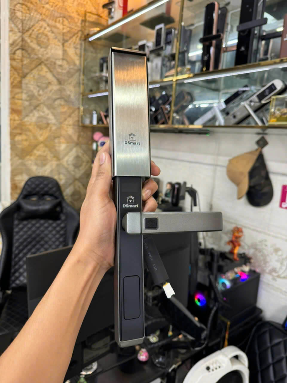 z6324922533150_be0b6d2e951cb3f4eb4f4cdacb4e2c5c hộp che mưa Inox 304 cho khóa điện tử vân tay cửa nhôm XingFA