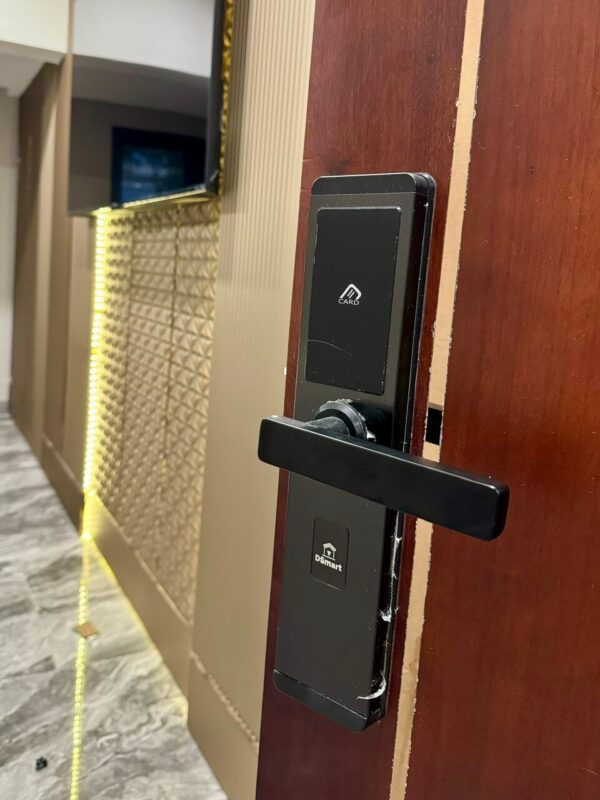 Hotel Lock Là Gì? Khóa Khách Sạn Thẻ Từ Hoạt Động Ra Sao? 2026 1 Khóa điện tử thẻ từ quản lí khách sạn DSmart H12F