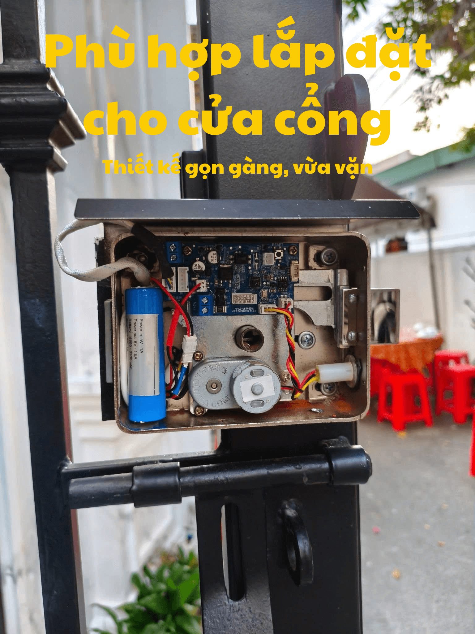 Tấm pin DSmart PMT01 giúp khóa cửa cổng thông minh luôn sẵn sàng sử dụng. Tấm pin DSmart PMT01 giúp khóa cửa cổng thông minh luôn sẵn sàng sử dụng.