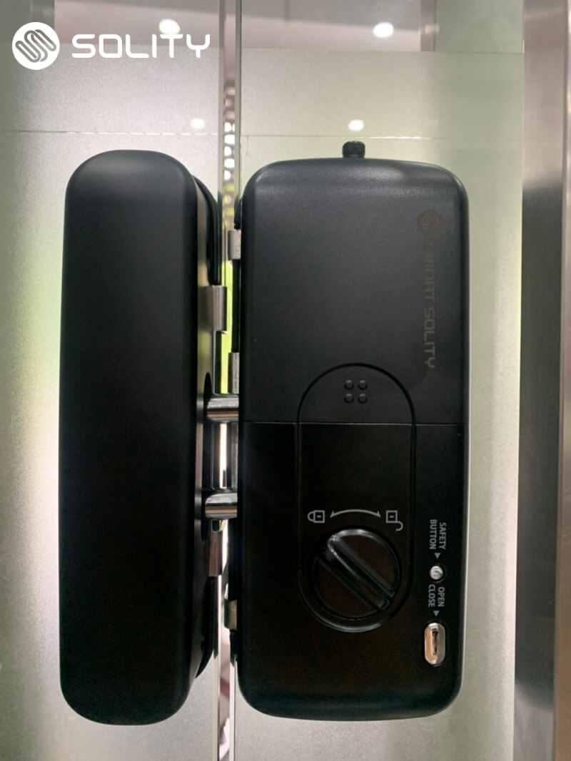 Chức năng báo cháy thông minh trên khóa điện tử cửa kính Hình ảnh minh họa chức năng báo cháy tự động của khóa cửa kính thông minh.