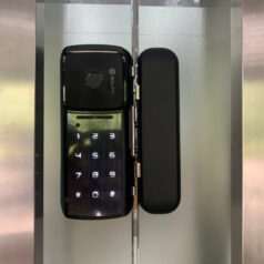 Khóa điện tử cửa kính SOLITY GG-33B 6 Người dùng mở cửa kính bằng vân tay trên khóa điện tử SOLITY GG-33B.