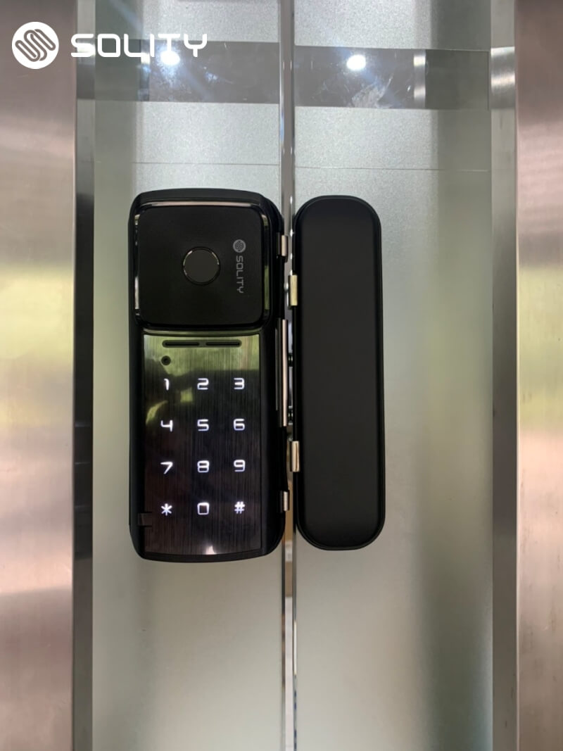 Mở khóa vân tay nhanh chóng với SOLITY GG-33B Người dùng mở cửa kính bằng vân tay trên khóa điện tử SOLITY GG-33B.
