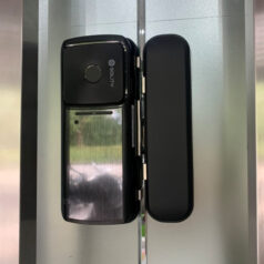 Khóa điện tử cửa kính SOLITY GG-33B 5 Cận cảnh thiết kế hiện đại, sang trọng của khóa điện tử cửa kính SOLITY GG-33B.