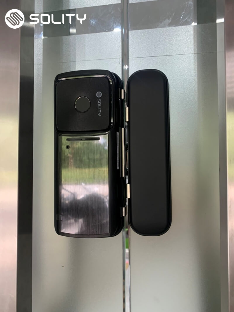 Thiết kế sang trọng của khóa cửa kính SOLITY GG-33B Cận cảnh thiết kế hiện đại, sang trọng của khóa điện tử cửa kính SOLITY GG-33B.