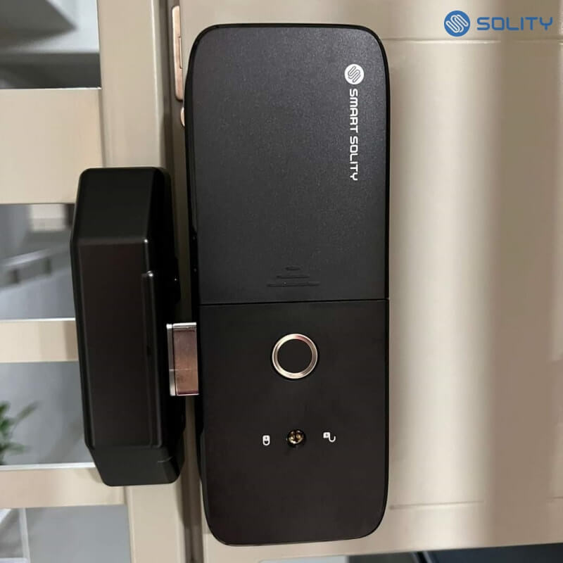 Lắp đặt khóa cửa kính điện tử vân tay SOLITY GD-60B tại văn phòng Hình ảnh thực tế lắp đặt khóa cửa kính vân tay SOLITY GD-60B trên cửa kính không khung.