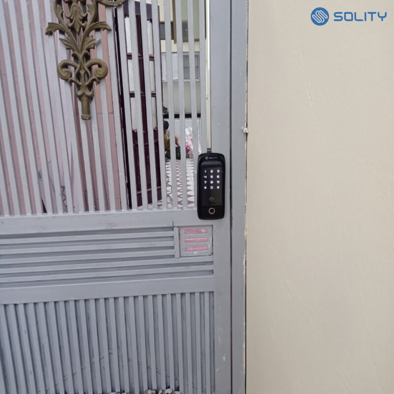 Chức năng báo cháy trên SOLITY GD-60B – Tự động mở khi nhiệt độ cao Minh họa tính năng mở chốt khẩn cấp của khóa cửa kính SOLITY GD-60B khi gặp nhiệt độ trên 55ºC.