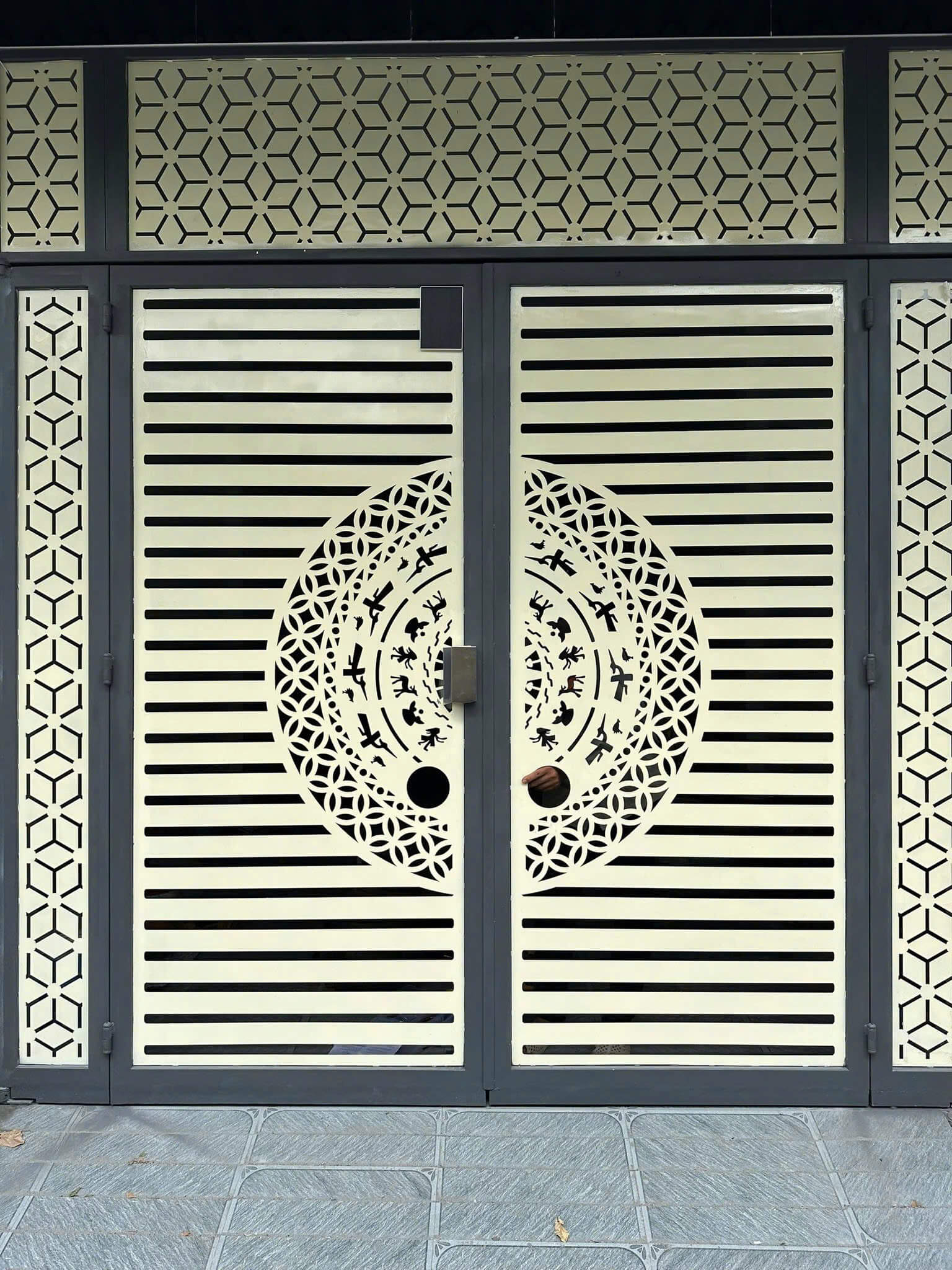 Hệ thống khóa điện tử cổng sắt kết hợp với tấm pin năng lượng mặt trời Hệ thống khóa điện tử cổng sắt kết hợp với tấm pin năng lượng mặt trời