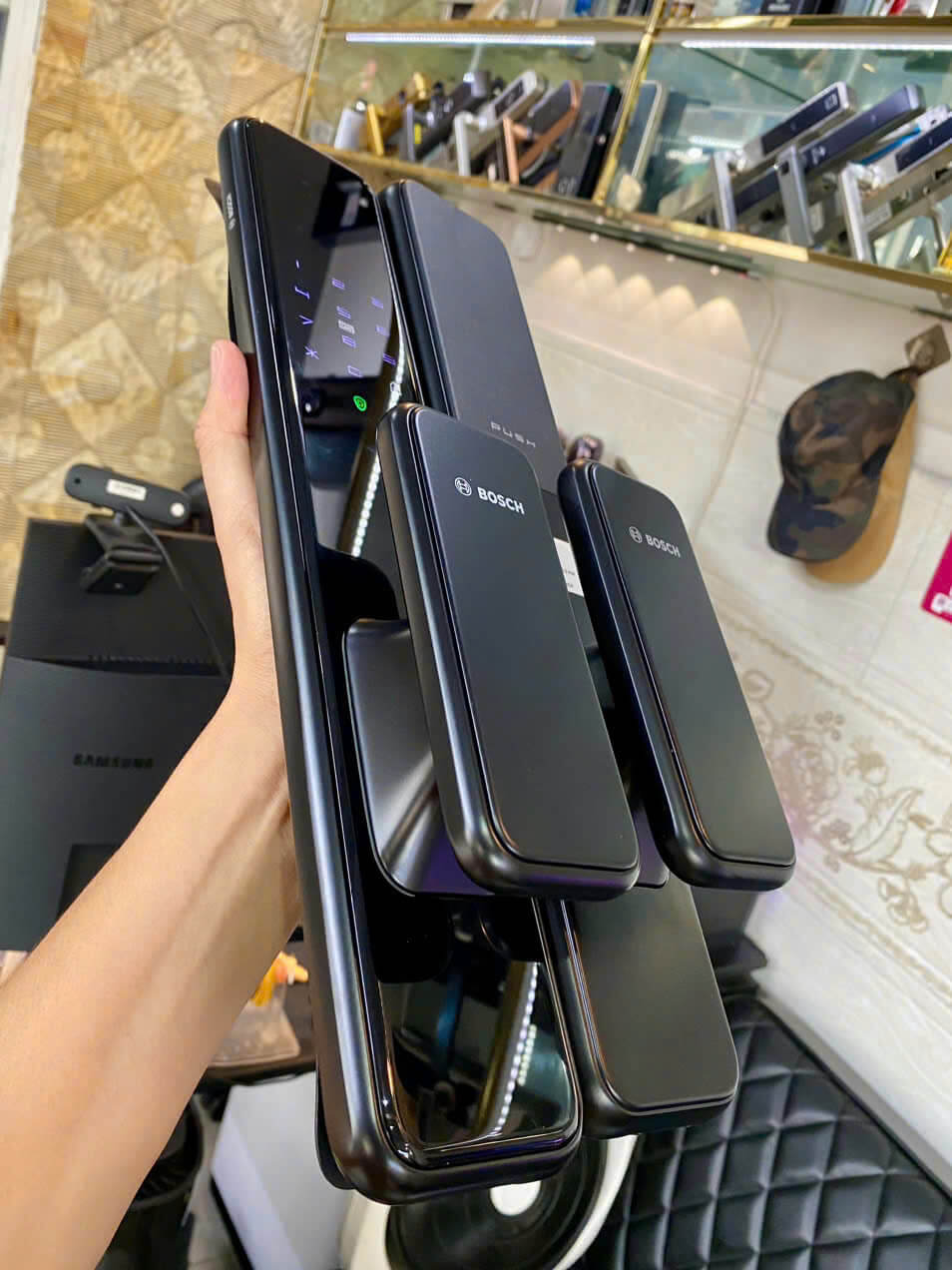 Khóa Vân Tay Bosch EL600 Push-Pull – Sang trọng, tiện nghi chuẩn châu Âu Hình ảnh khóa điện tử Bosch EL600 với thiết kế Push-Pull sang trọng