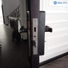 Khóa cửa điện tử vân tay Solity GM-1000BK 6 Khóa tự động báo động khi phát hiện nhiệt độ bất thường giúp bảo vệ an toàn.