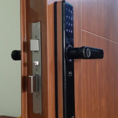 Khóa cửa điện tử vân tay Solity GM-1000BK 5 Mặt kính cường lực, hợp kim cao cấp, chống trầy xước và bền bỉ theo thời gian.