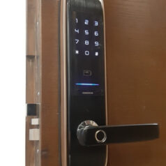 Khóa cửa điện tử vân tay Solity GM-6000BK 5 Hình ảnh thực tế Solity GM-6000BK lắp đặt trên cửa gỗ và cửa thép chống cháy.