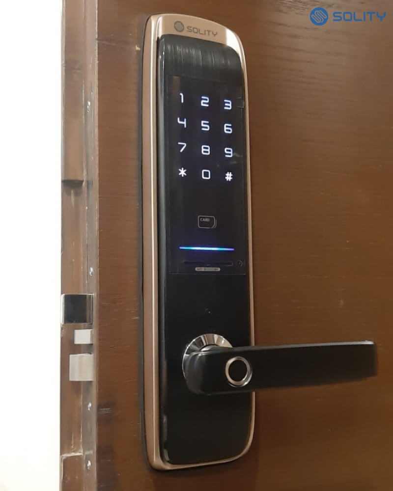 Khóa Solity GM-6000BK phù hợp cho loại cửa nào? Hình ảnh thực tế Solity GM-6000BK lắp đặt trên cửa gỗ và cửa thép chống cháy.