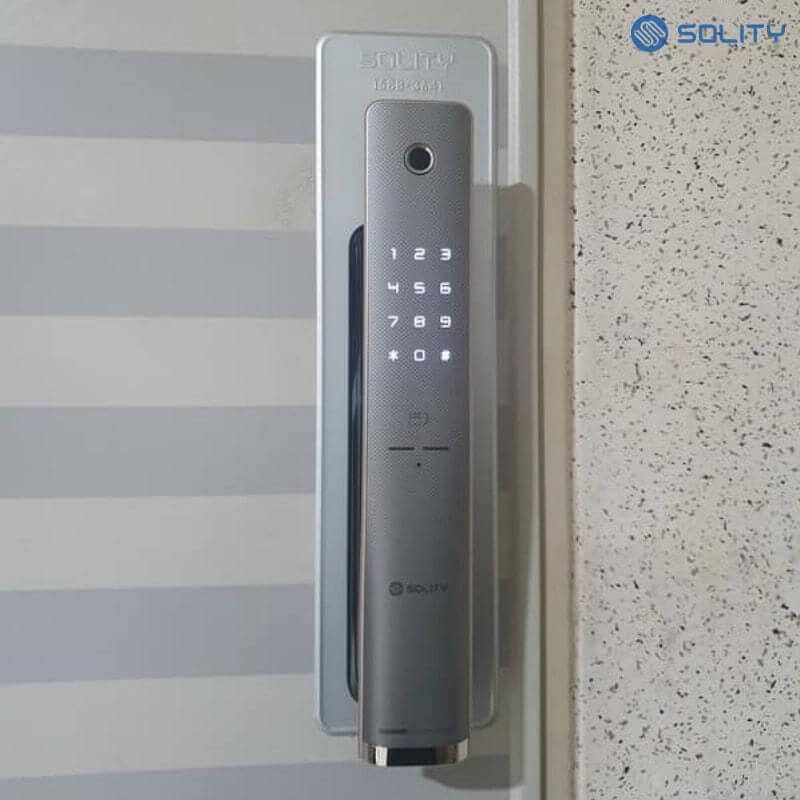 Lắp đặt thực tế khóa cửa điện tử Solity GP-4000BK Hình ảnh khóa Solity GP-4000BK sau khi được lắp đặt tại cửa chính.