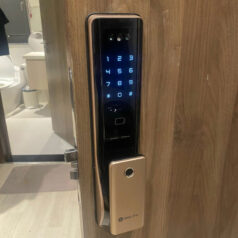 Khóa cửa điện tử khuôn mặt Solity GP-6000BAK 6 Cận cảnh cảm biến vân tay trên khóa Solity GP-6000BAK, giúp mở cửa nhanh và an toàn.