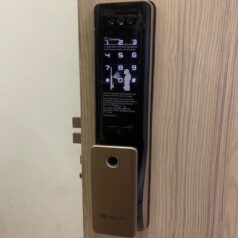 Khóa cửa điện tử khuôn mặt Solity GP-6000BAK 5 Hình ảnh khóa Solity GP-6000BAK được lắp đặt tại căn hộ hiện đại, tăng độ an toàn và tiện lợi