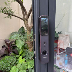 Bosch EL800VX – Khóa cửa nhận diện khuôn mặt, vân tay, app Tuya 7 Khóa Bosch EL800VX dễ dàng lắp đặt cho mọi loại cửa, hỗ trợ tính năng khóa thẻ từ, vân tay, và có thể quản lý qua app.