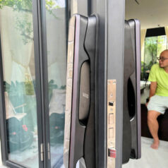 Bosch EL800VX – Khóa cửa nhận diện khuôn mặt, vân tay, app Tuya 6 Khóa chống nước Bosch EL800VX có khả năng chống nước và chống va đập, bền bỉ trong mọi điều kiện thời tiết.