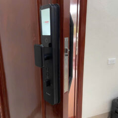 Bosch EL800VX – Khóa cửa nhận diện khuôn mặt, vân tay, app Tuya 10 Khóa thông minh Bosch EL800VX có khả năng chống nước, bụi và hóa chất, phù hợp cửa cổng