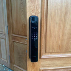 Bosch EL800VX – Khóa cửa nhận diện khuôn mặt, vân tay, app Tuya 8 Khóa điện tử Bosch EL800VX màu đen sang trọng, mở bằng vân tay, thẻ từ, app