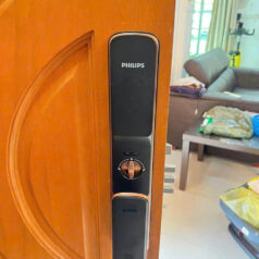 Khóa Philips Alpha V-5HWS có núm xoay bên trong để mở khóa khẩn cấp trong trường hợp khẩn cấp