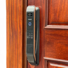 Bề mặt phủ IML chống bám vân tay trên khóa Philips DDL303-VP, giữ cho khóa luôn sạch sẽ.