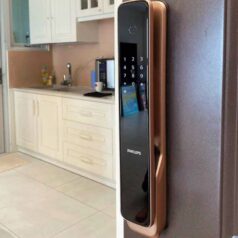 Bề mặt khóa Philips 9300 được trang bị kính cường lực Gorilla Glass chống xước và va đập