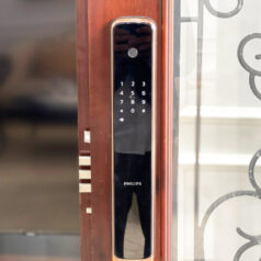 Khóa thông minh Philips 9300 màu đen, phù hợp với nội thất hiện đại