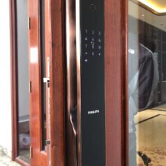 Khóa Philips 9300 hỗ trợ mở khóa bằng vân tay, mã số, thẻ từ, chìa cơ, Bluetooth và Gateway