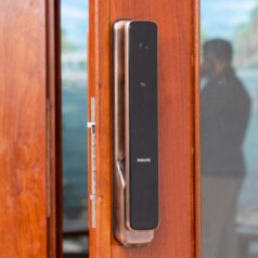 Cảm biến hồng ngoại trên Philips 9300 cho phép mở khóa chỉ với một chạm từ bên trong