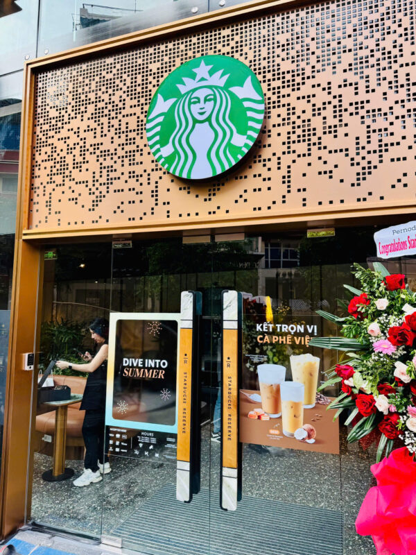 Hệ thống kiểm soát ra vào cho cửa kính tại Starbucks Bitexco Quận 1 10 Bộ nguồn UPS APT01 duy trì nguồn cho cửa điện tử
