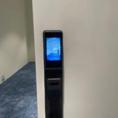 Tay cầm Push-Pull hiện đại của Philips DDL720-MVP giúp thao tác mở cửa nhanh gọn