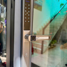 Khóa Cửa Nhôm Xingfa Dsmart N32T 5 Thao tác quẹt thẻ từ mở cửa trên khóa điện tử Dsmart N32T