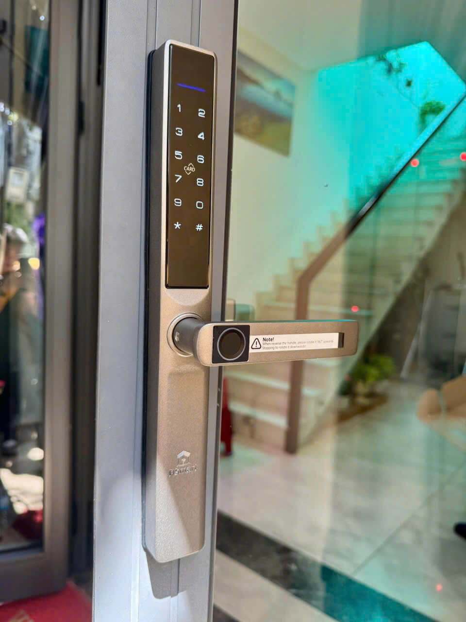 Khóa thẻ từ Dsmart N32T mở cửa nhanh chóng cho gia đình Thao tác quẹt thẻ từ mở cửa trên khóa điện tử Dsmart N32T