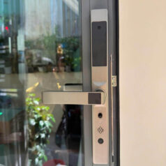 Khóa Cửa Nhôm Xingfa Dsmart N32T 6 Hình ảnh thực tế khóa vân tay Dsmart N32T lắp trên cửa nhôm Xingfa