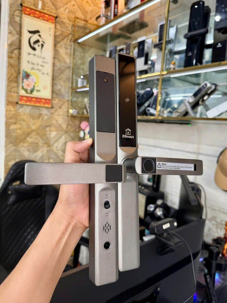 Khóa điện tử thông minh Dsmart N32T – tích hợp vân tay, mã số, thẻ từ Mặt trước khóa Dsmart N32T hiển thị đầy đủ 3 tính năng mở khóa