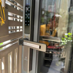 Khóa Cửa Nhôm Xingfa Dsmart N32T 4 Ảnh thực tế khóa Dsmart N32T lắp đặt hoàn thiện tại nhà khách